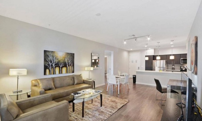 Menlo Park Condominio | Exquisite Silicon Valley Condo: Elevated Living with Rooftop Lounge