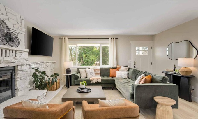 Bull Mountain Casa | Exquisite Single Level Retreat on Half-Acre, All New Decor and Furnishing, Pet Friendly, Open Layout