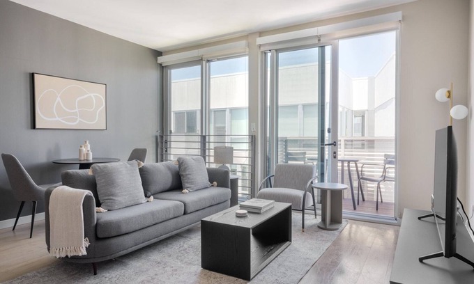 South of Market Apartamento | Exquisite SoMa 1BR w/ Garden Patio, nr Tech Companies, by Blueground