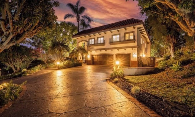 Laguna Hills Casa | Exquisite Spanish Villa Retreat Pool Sauna