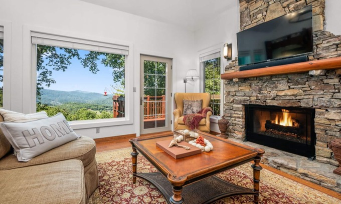 Mountain Air Condominio | Exquisite views from this Mountain Air home near Asheville, Mt. Mitchell & more.