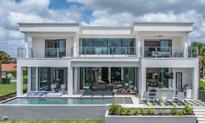 Connors Casa | Exquisite Waterfront 6-Bed Home in Naples, Pool & Spa