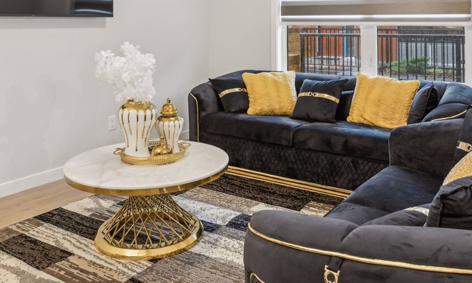 Southwest Calgary Casa | Exquisitely Furnished 2Bed Townhouse 5 Mins to Downtown