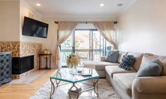 Playa Del Rey Condominio | Amplio condominio de playa del Rey en un complejo estilo complejo