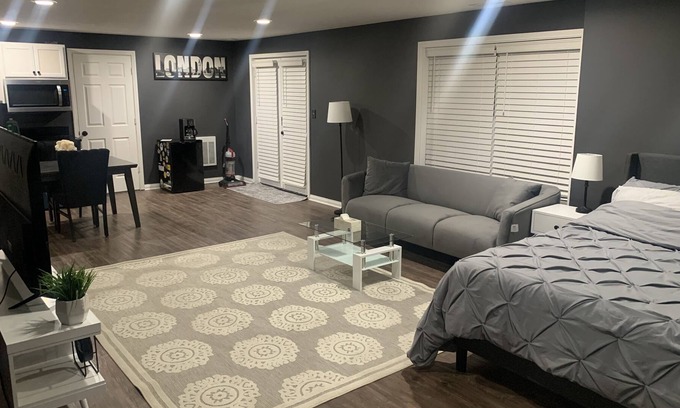 Indianapolis Apartamento | Extended Stay Lake View Newly Remodeled Studio Apartment!