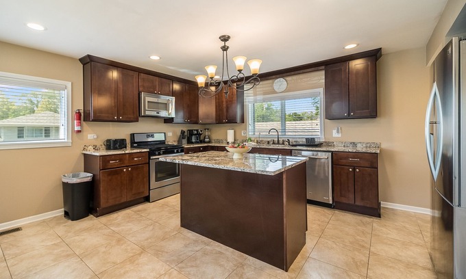 Lombard Casa | Extended Stay Lombard FHS Rental