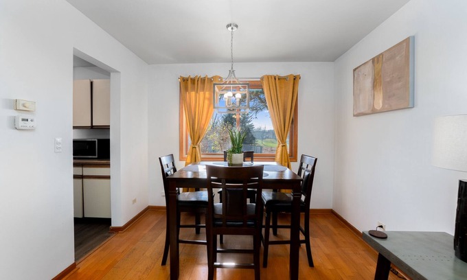 Fox Valley Casa | Extended Stay Naperville FHS Rental - Knoll Dr