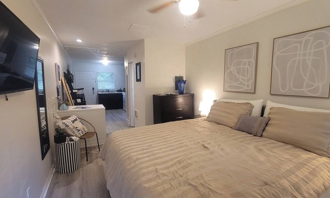 Vero Beach Apartamento | Extended-Stay Studio w King Bed and Full Kitchen. Small unit with everything.