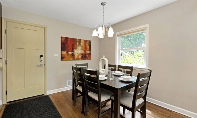 Arlington Heights Casa | Extended Stay Arlington Heights FHS Rental