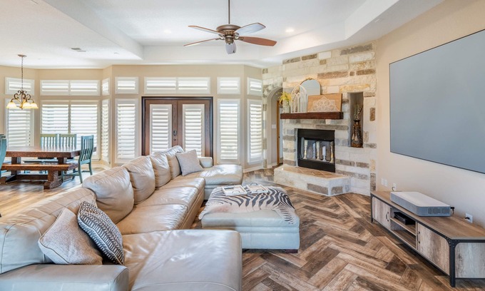 Converse Casa | Extensive Home 5BR 2.5BA - Large pool