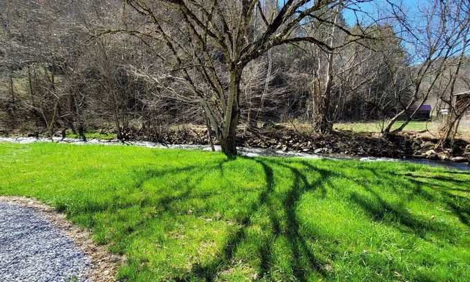 Del Rio Alquiler De RV | Extra large grassy creekside tent site!