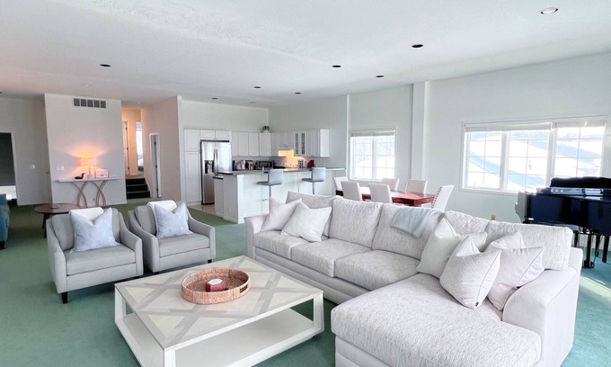 Petoskey Condominio | Extra Spacious 2Bed w/Large Terrance + Amenities
