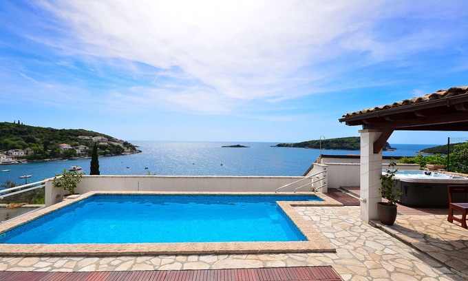 Molunat Villa | Extraordinaria villa de 4 **** junto al mar, con vistas al mar, piscina y jacuzzi para 8