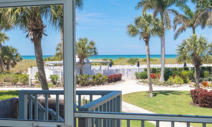 Palm Island Villa | ¡Llama la atención dos bonitos dormitorios cerca de la piscina con una hermosa vista del golfo también! B3313B