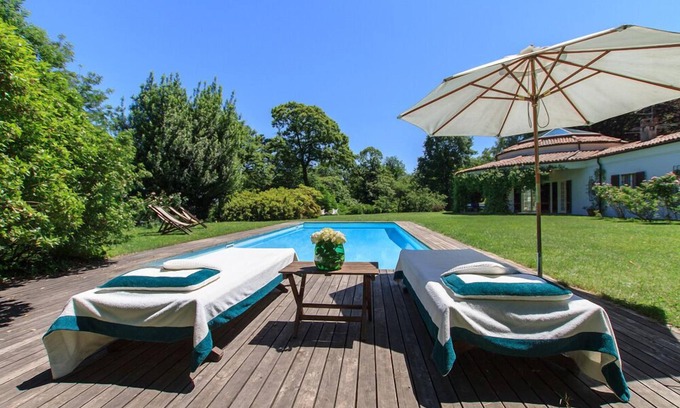 Dormelletto Villa | Villa llamativa con piscina en un gran parque privado