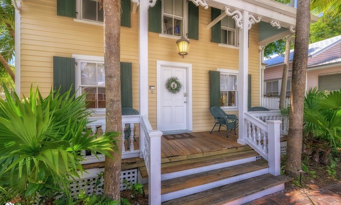 Downtown Cabaña | Eyebrow Suite - 2bd/1.5ba Suite off Duval