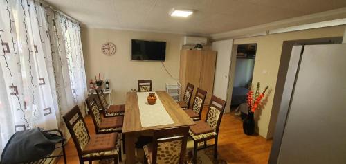 Vasarosnameny Apartamento | FÜGE-FA-HÁZ VÁSÁROSNAMÉNY - GERGELYIUGORNYA