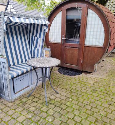 Hitdorf Casa | Für Alleinreisende-1 Person- Single Room- Rustikales freistehendes Mini Holzfass zum Schlafen, mit angrenzendem Badezimmer!