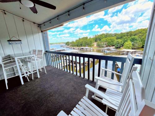 Osage Beach Apartamento | F Lakefront! Remodeled, Sleeps 4, Boat Slip, Patio, WiFi, Cable, Pool