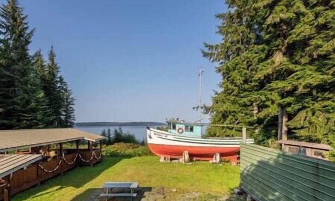 Alert Bay Cabina | (F) Sterling Standard Cabin (non pet friendly)