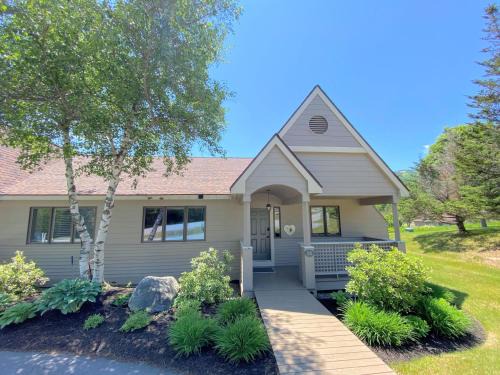 Bretton Woods Casa | F14 Bretton Woods Condo along golf course short walk from Omni Mount Washington Hotel