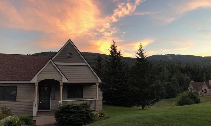 Bretton Woods Casa | Amplio Fairway Village Condo con fantásticas vistas a la montaña, a solo 8 minutos a pie del hotel Omni Mount Washington. Transporte gratuito al complejo. La base perfecta para practicar senderismo, golf, cascadas y mucho más.