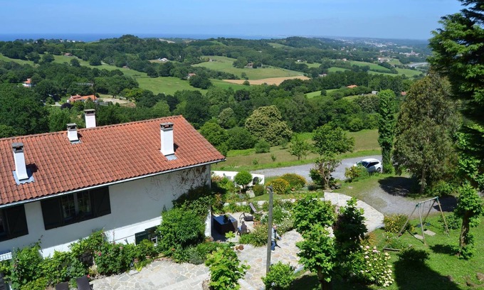 Behobie Cabaña | F4 of charm 6/8 pers view sea / mountains area of 3 hectares 4 km d beaches