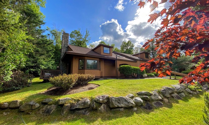 Bretton Woods Cabaña | F9 Renovated Bretton Woods slopeside condo with 2 living rooms, foosball, air hockey, dog friendly!