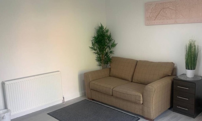 Heath Casa | Fab 5 Bedroom Home in Greater London & office space