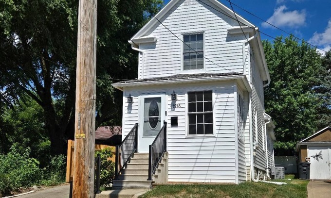 Akron Casa | Fab 50's Firestone Flat. A/C & Pet friendly