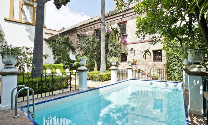 Santa Cruz Villa | FAB CHATEAU BEHIND CATHEDRAL ENTIRELY PROPERTY & GARDEN AND POOL