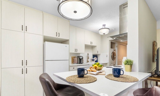 Varsity Condominio | Fab-condo near Market Mall & University District YYC