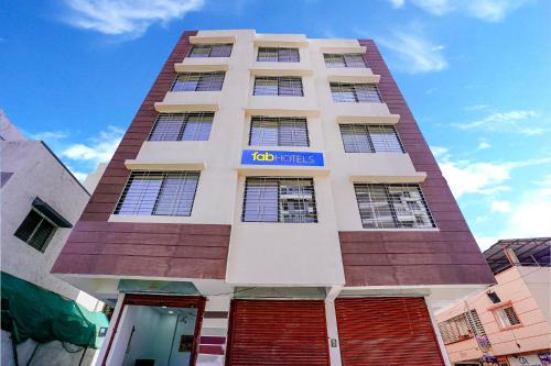 Thergaon Hotel | FabExpress Crystal Inn - Nr Suvarndeep Chowk