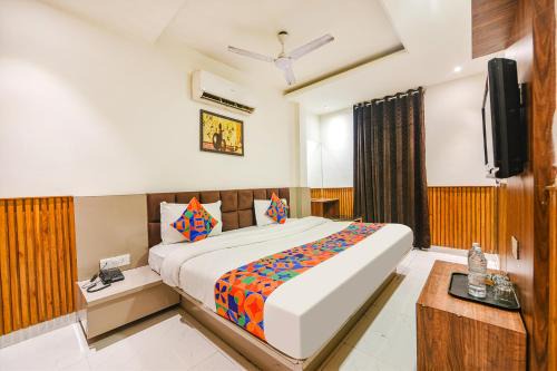 Azadpur Hotel | FabExpress Shri Sai DX - Nr Adarsh Nagar Metro