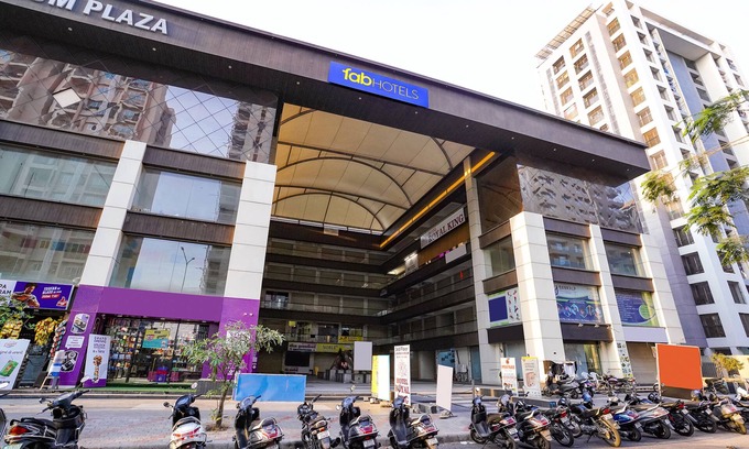 Surat Hotel | Fabhotel Royal King I