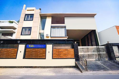 Mahmoorganj Hotel | FabHotel Villa De Benares