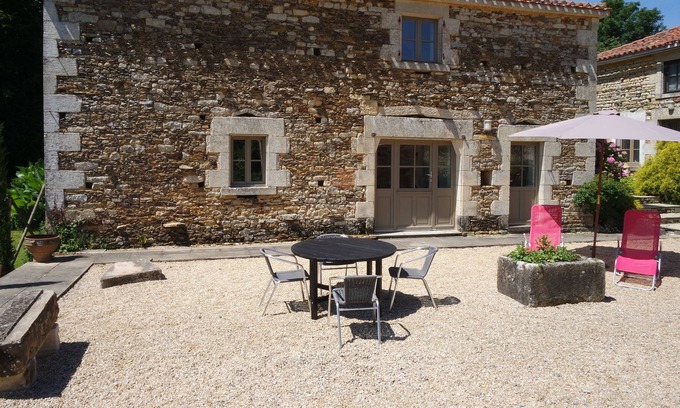 La Caillere-Saint-Hilaire Cabaña | Fabulous Character Gite - Pool, Tennis Court, With Wi-fi & Wood-Burning Stove