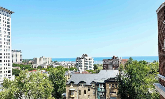 East Town Apartamento | Fabulous 1-bedroom with elevator, fitness, onsite...WiFi... in vibrant Milwaukee