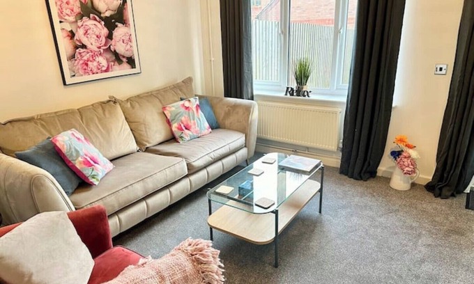 Little Eaton Casa | Fabulous 2 bed Town house free parking Wi-FI