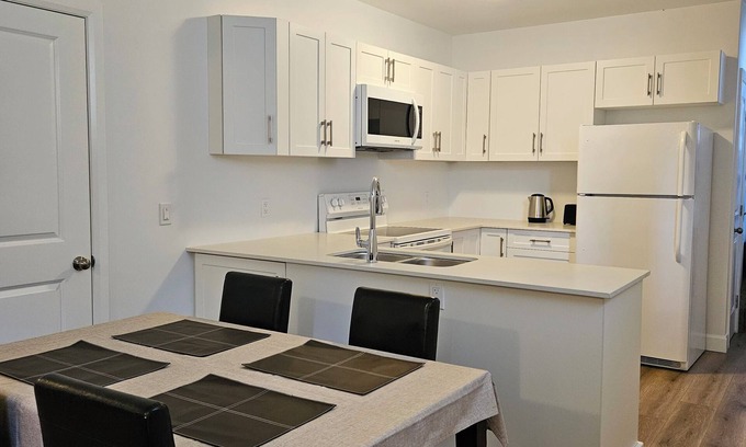 Amherstview Apartamento | Fabulous 2-bedroom apartment with WiFi in Kingston West End