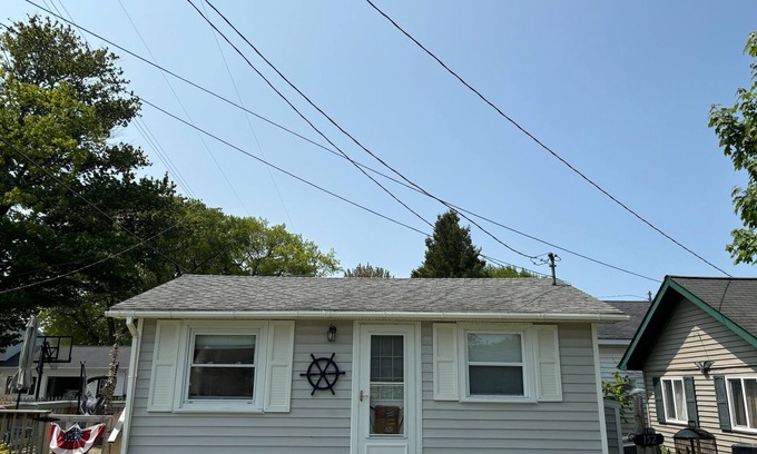 Au Gres Cabaña | Fabulous 2-bedroom Lake Huron cottage in charming Au Gres + 15 mins to Tawas