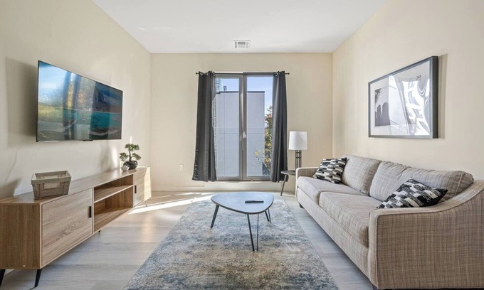 Newark Hotel | Fabulous 2BR ! Free Parking ! 30 Min to NYC !