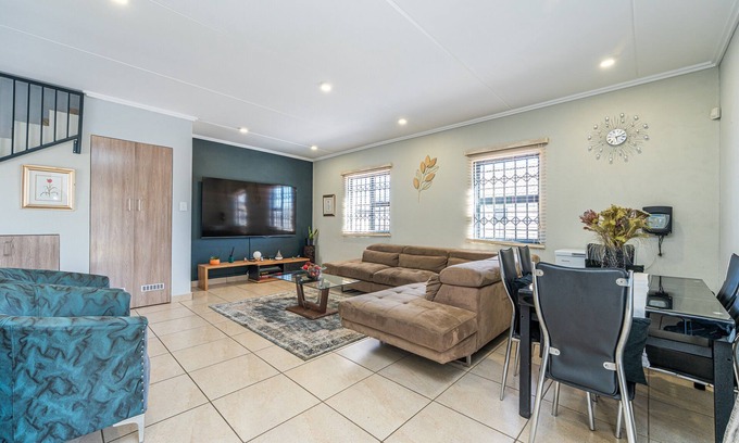 Greater Johannesburg Metropolitan Area Casa | Fabulous 3-bedroom house with an Office & Wifi 200 Mbps in Johannesburg, Gauteng
