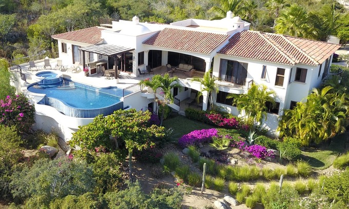 Buzzards Casa | Fabulosa y espaciosa villa con vista al mar con golf, piscina y comodidades
