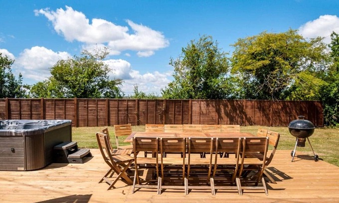 Upton Cheyney Casa | Fabulous cabin w/huge garden & hot tub sleeps 18