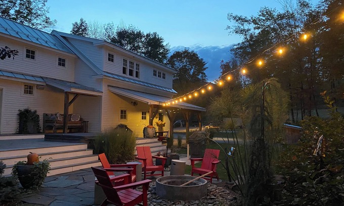 Moscow Casa | Fabulous Farm House! hot tub, gym, speakeasy, 3 bedroom, minutes to Stowe Resort