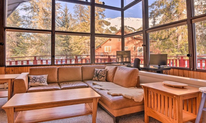 Alyeska Chalet De Esquí | Fabulous Girdwood Chalet Walk to Slopes with Hot Tub, Sauna, Wifi