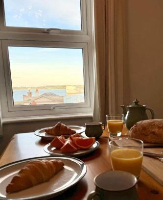 Mylor Churchtown Casa | Fabulous High Street Townhouse With Stunning Views & Parking at 'Eagles Nest'