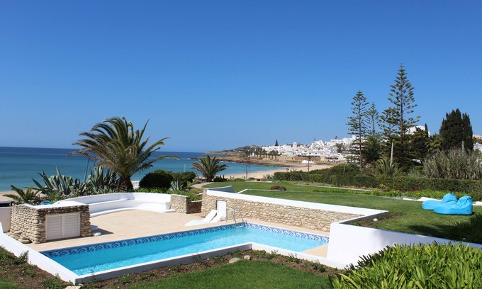 Praia da Luz Villa | Fabulosa villa frente al mar con piscina climatizada, servicio de mucama, amplio jardín