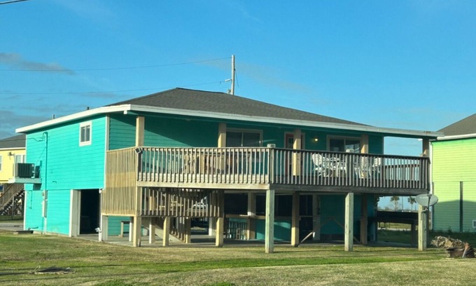 Crystal Beach Cabina | Fabulous open concept cabin sleeps 12 on Bolivar Peninsula